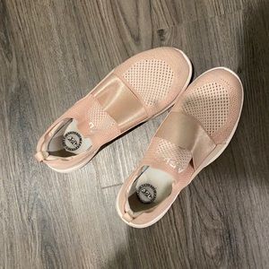 APL 9.5 techloom bliss. Minimal wear. Good condition light pink.